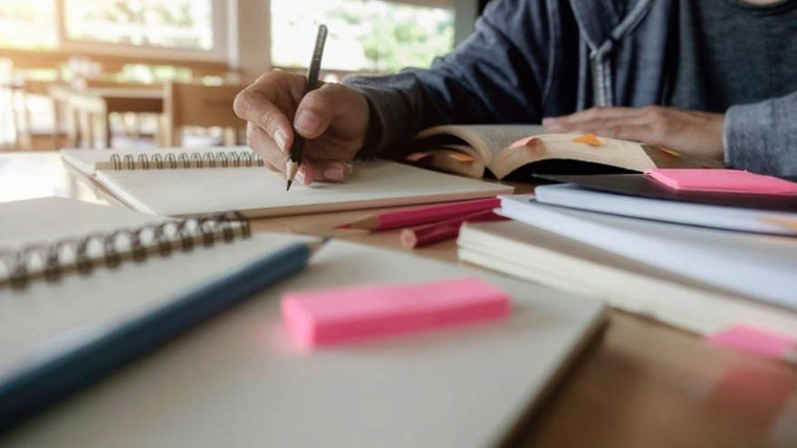 Las familias españolas adelantan el inicio de las clases particulares a primaria: el gasto sube un 56%