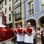 San Pedro recorre Rivero entre una marea de jóvenes cofrades