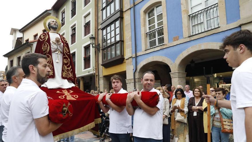 San Pedro recorre Rivero entre una marea de jóvenes cofrades