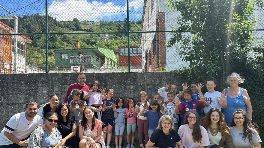 Siete centros educativos de Cangas convierten el Día del Medio Ambiente en una plantación de árboles colectiva