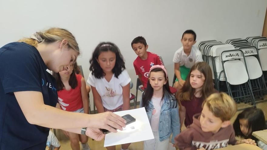 «Misión Eclipse», los más pequeños de Salas aprenden cómo observar el evento astronómico y otros conceptos sobre el cosmos