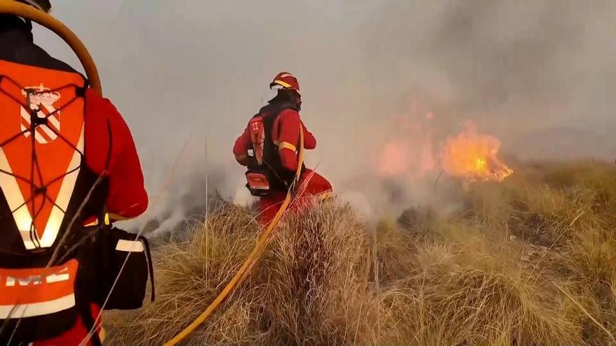 Por qué el incendio de Los Gallardos se ha extendido tan rápido: viento, calor y un terreno escarpado