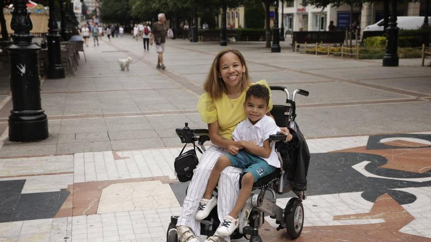 La pesadilla de Brenda y su hijo, Jeter, unos gijoneses que no reciben su diagnóstico tras «pruebas incontables»
