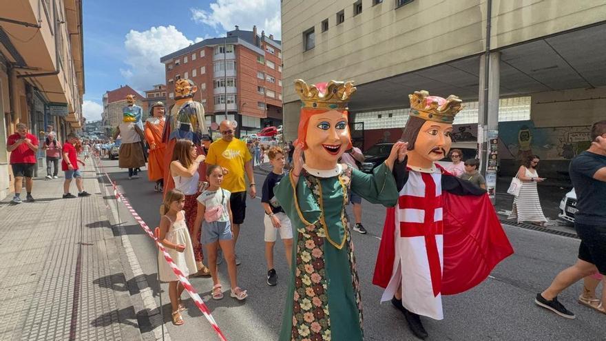 Los gigantes y cabezudos hacen bailar a Cangas del Narcea