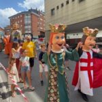 Cangas del Narcea se llena con el primer desfile de las fiestas de los gigantes y cabezudos: “Es una tradición de nuestro pueblo y hay que mantenerla”