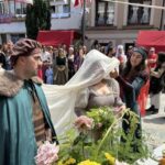 La emotiva boda medieval de una pareja argentina se convierte en el corazón de Navia Medieval