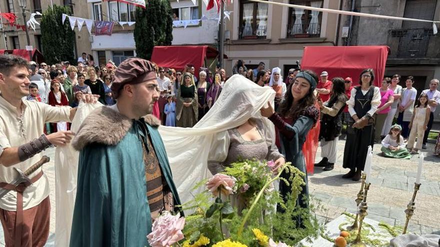 La emotiva boda medieval de una pareja argentina se convierte en el corazón de Navia Medieval