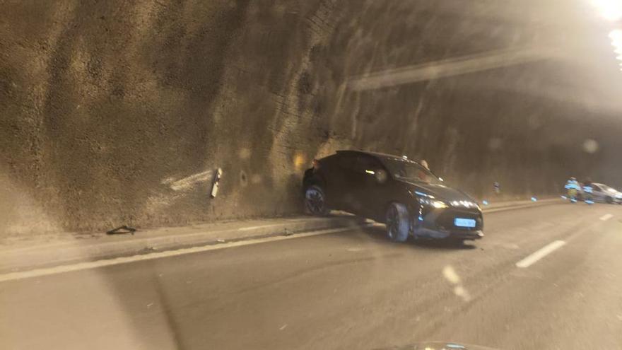 Alerta en Gijón: un accidente entre dos coches en un túnel de la Minera moviliza a la Guardia Civil