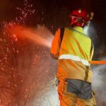 El viento y el calor extremo dificultan el control del incendio de Soneja