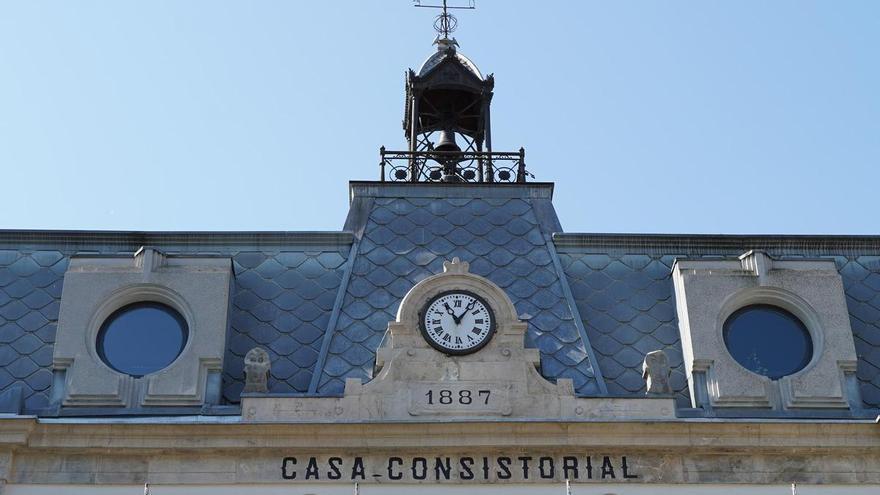 Siero mima su reloj histórico: la pieza necesita cuerda con una frecuencia no superior a 44 horas y labores periódicas de revisión de cables, pesas y sonería del campanario