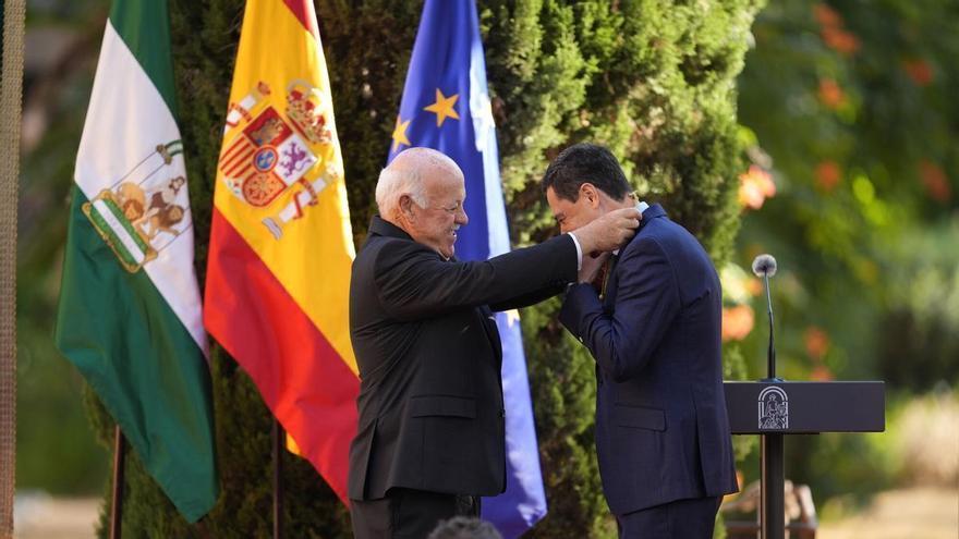 Moreno defiende el pacto con Vox en una toma de posesión de perfil bajo: «La vía andaluza es el sí al acuerdo y siempre ha sido contraria a los cordones sanitarios»