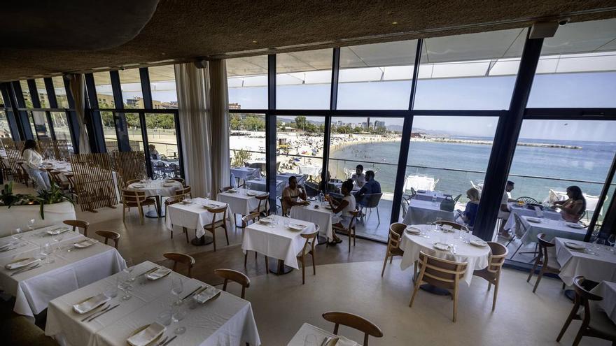 Comer o cenar fuera de casa el fin de semana (viernes incluido) sale un 37% más caro que hacerlo entre semana