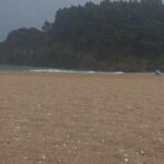Graniza en una playa de Asturias en pleno julio: la insólita imagen que dejó el domingo en el Oriente