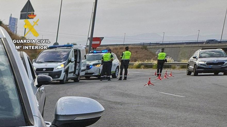 La multa de 600 a 3.000 euros que va a llegar a los conductores en las próximas horas tras el aviso de la DGT en los paneles de las carreteras: la Guardia civil busca el papel