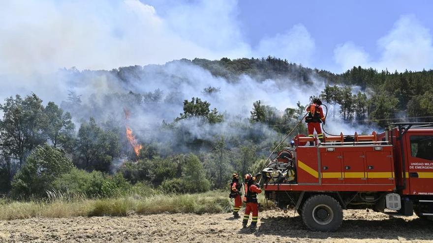 La impotencia de luchar contra el fuego descontrolado en Zaragoza: “Esto es desolador, está todo quemado”