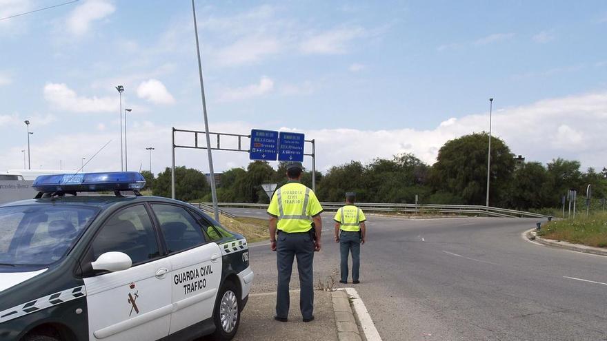 Multas de 200 euros este verano por llevar el bolso dentro del coche: la Guardia Civil intensificará los controles durante las próximas semanas