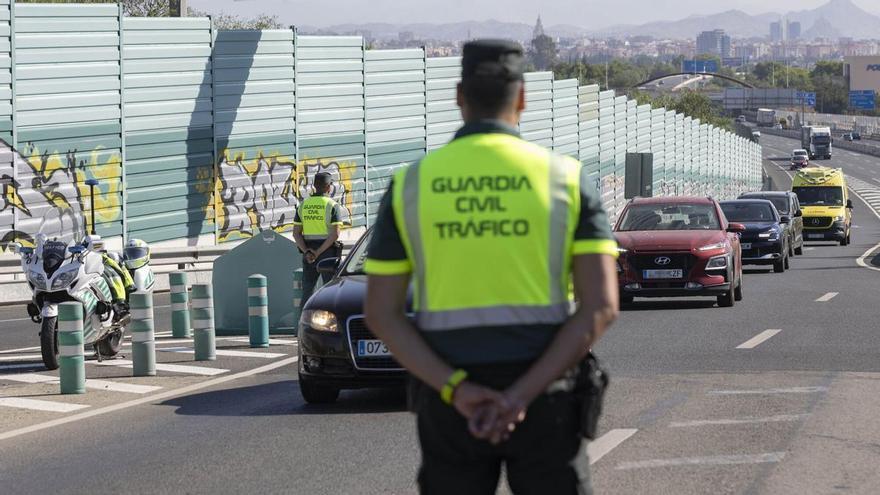 La Guardia Civil insta a todos los conductores asturianos a abrochar los cinturones traseros aunque no vaya nadie en los asientos