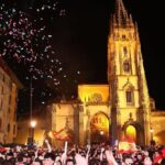 Oviedo hace retumbar a la Catedral tras el triunfo de España