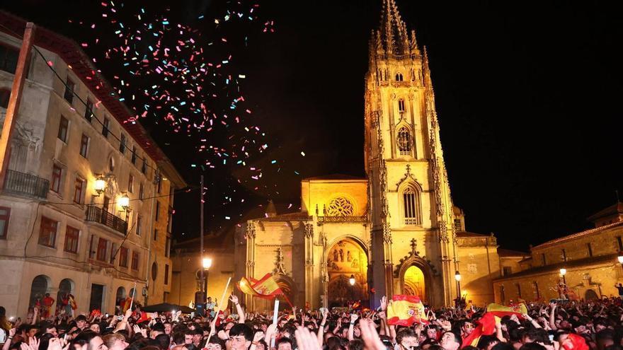 Oviedo hace retumbar a la Catedral tras el triunfo de España