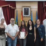 El Ayuntamiento de Langreo recibe a Aleida Cogorro, ganadora del «Alberto Vega» de poesía y brillante estudiante