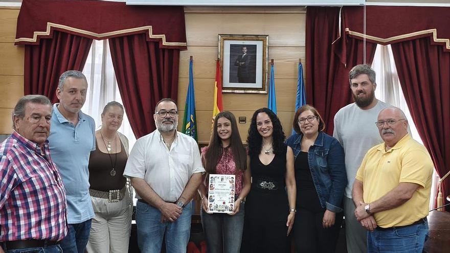 El Ayuntamiento de Langreo recibe a Aleida Cogorro, ganadora del «Alberto Vega» de poesía y brillante estudiante